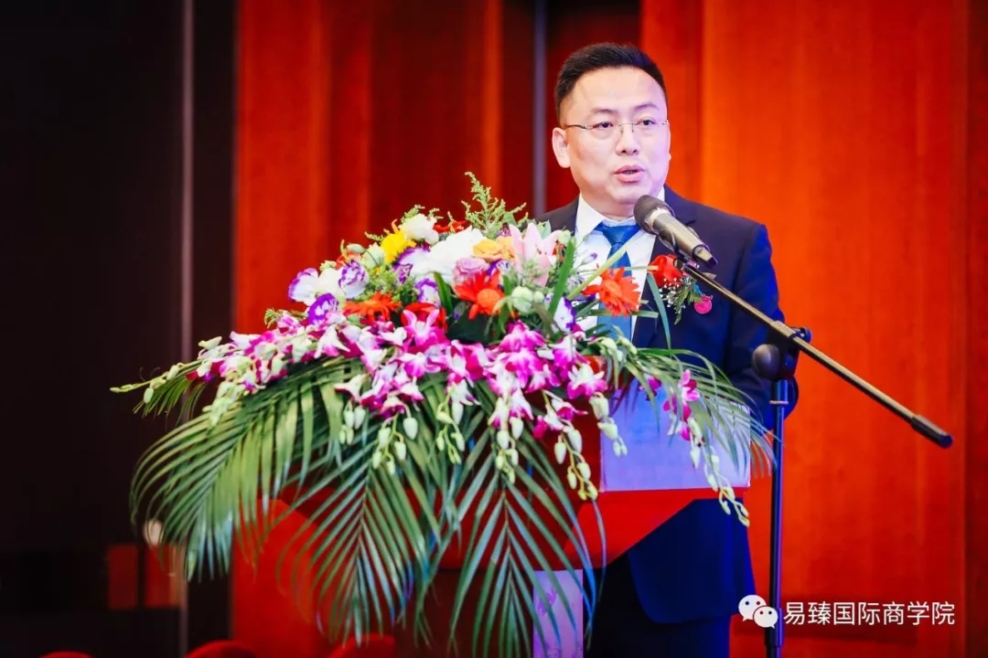 易臻国际董事长陶然先生荣获上海美协"美业三十年十大领军人物"奖!